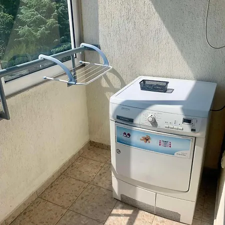 Asinela с гараж Μπουργκάς